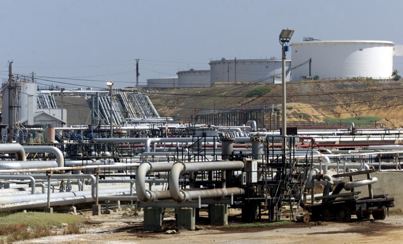 Paralización de refinerías y caída de producción de crudo debilitan a Venezuela