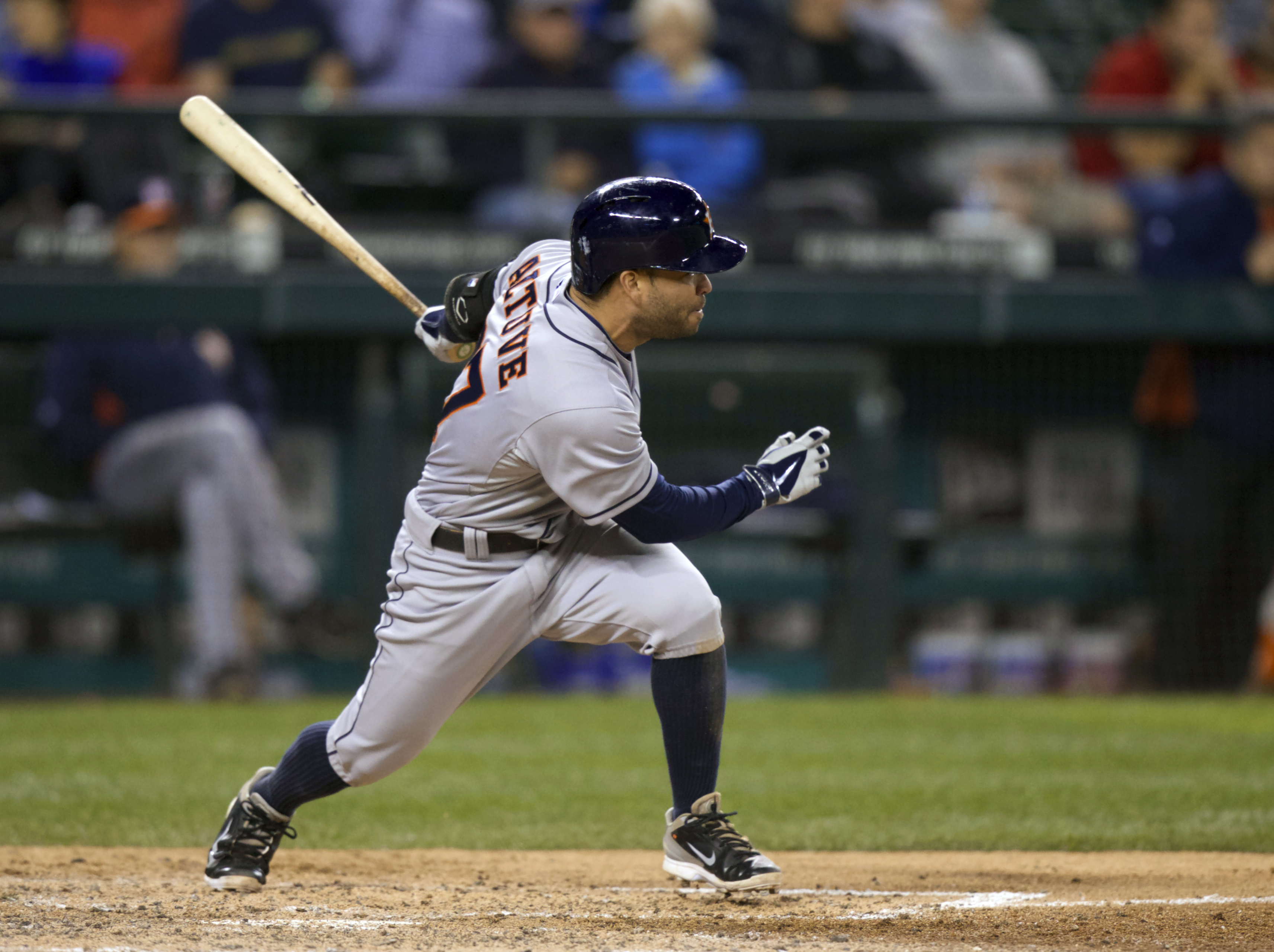 Altuve llega a los 200 hits en victoria de los Astros