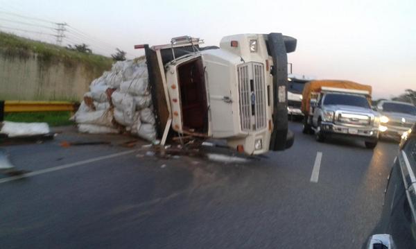 Se volcó gandola en la ARC (Foto)