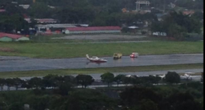 FOTOS: Aterriza de emergencia una avioneta sin ruedas en La Carlota