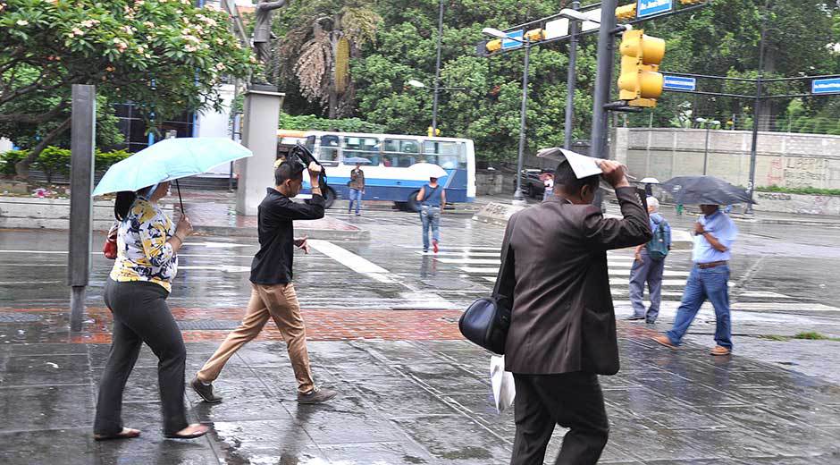 Lunes con lluvias en Caracas y otras diez entidades del país