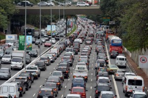 El tránsito en Latinoamérica cumple una norma: Sálvese quien pueda