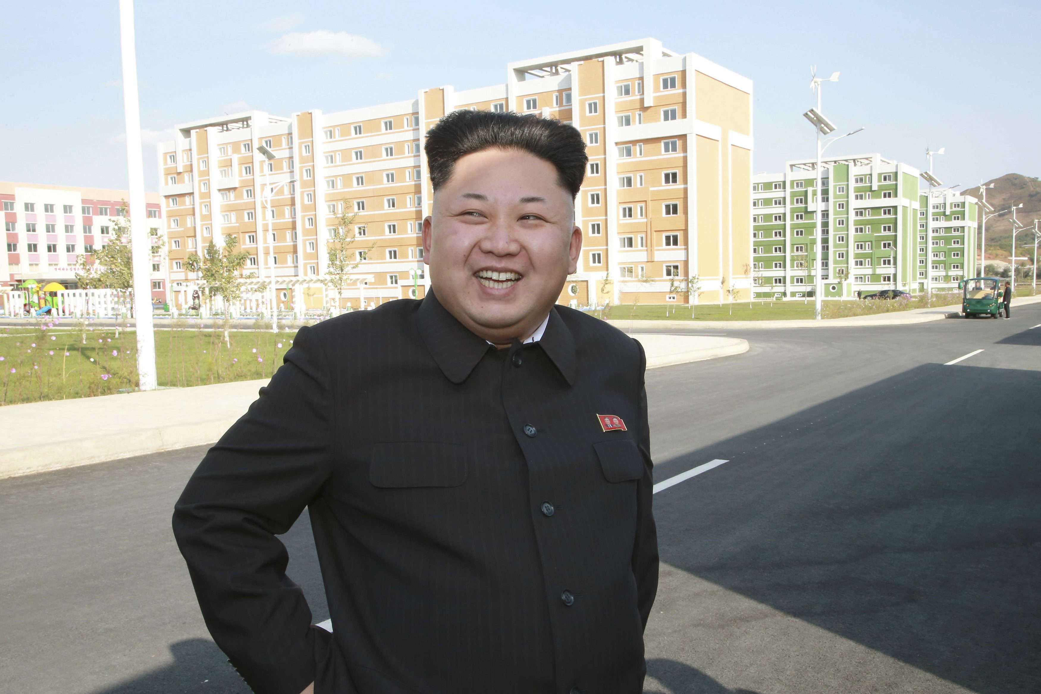 Norcorea difunde fotos del dictador Kim Jong-un usando bastón