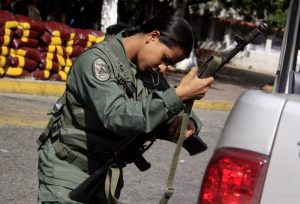 Casi linchan en Cúcuta a militares venezolanos que cruzaron la frontera