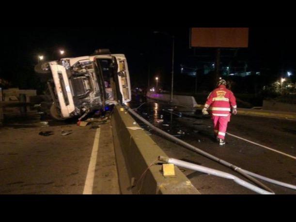 Retiran gandola volcada con combustible en La Panamericana (Fotos y Video)