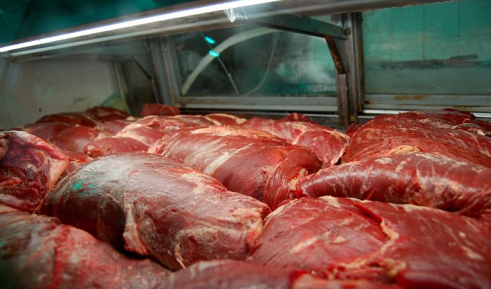 Empresas se defienden tras escándalo de carne podrida en Brasil