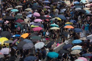 La “revolución de los paraguas” puede acabar en tormenta para Hong Kong (Fotos)