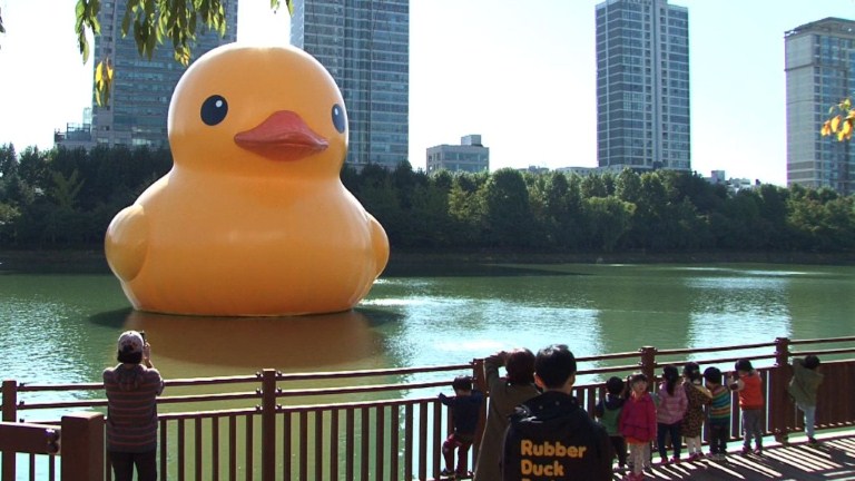 El pato de goma gigante llegó a Seúl (Video)