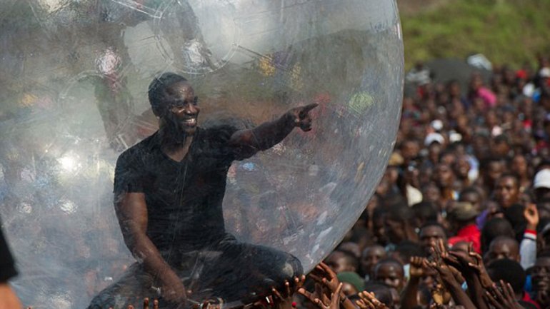 Para no contagiarse de ébola… cantó en una burbuja