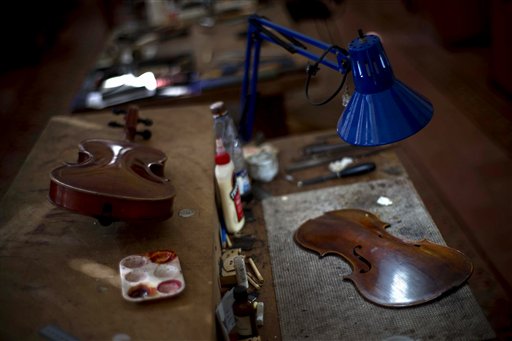 Lutier de violines, un oficio que renace en Cuba (Fotos)
