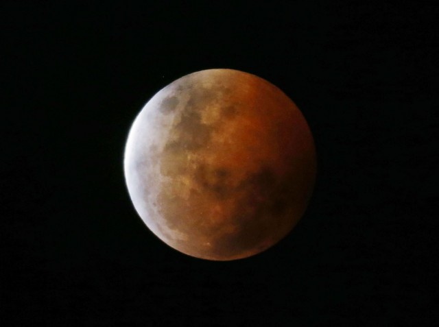 FOTOS: Espectacular luna rojiza en un eclipse lunar total