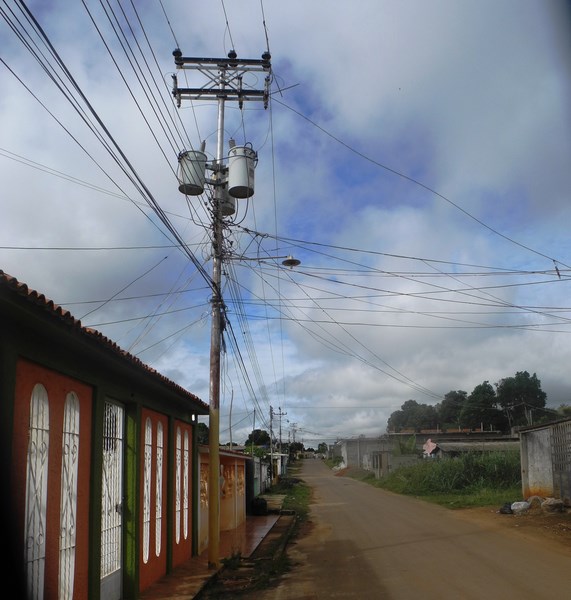 Vecinos La Caramuca, estado Bolívar, llevan más de 30 horas sin luz