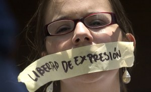 Alertan sobre autocensura de periodistas en Venezuela por temor a sanciones