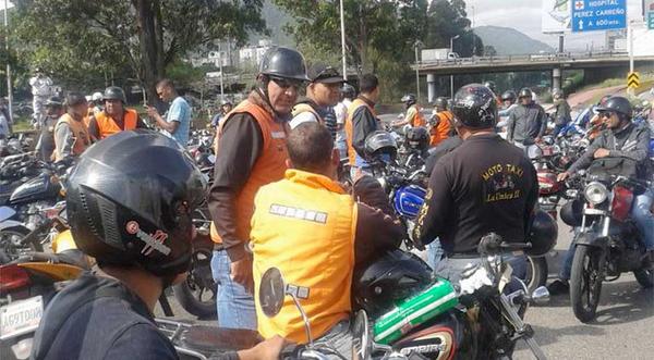 Motorizados cerraron el paso en la Francisco Fajardo a la altura de La Paz (Fotos)