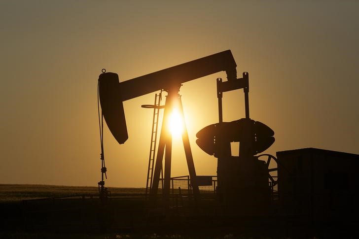 El petróleo retrocede en Nueva York tras fuertes ganancias y cierra en 42,64 dólares