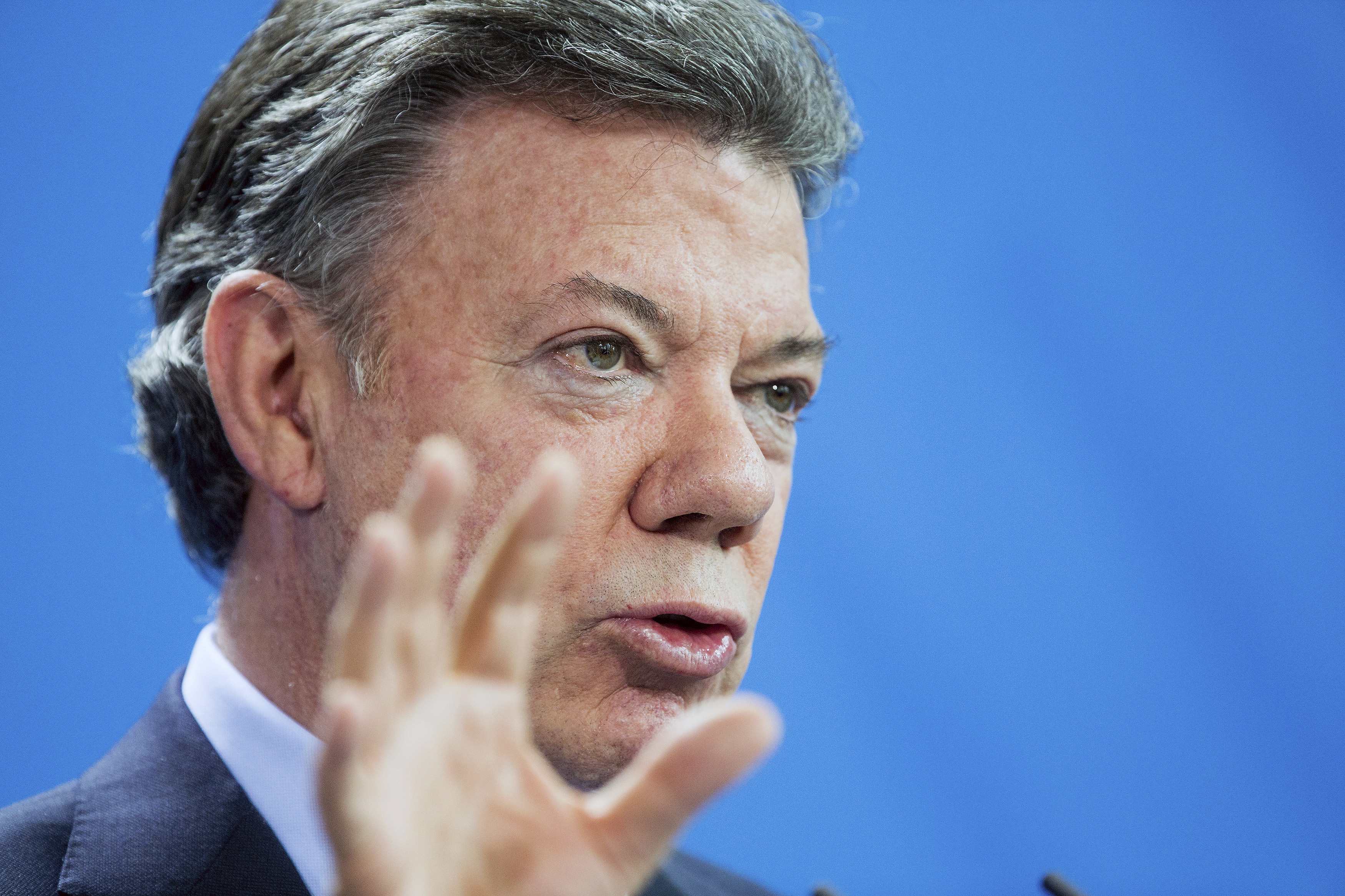 Santos ordena discutir cese bilateral y definitivo con las FARC
