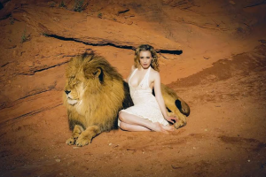 IMPERDIBLE belleza: La desnuda modelo sobre el casi extinto león del Atlas (FOTOS)