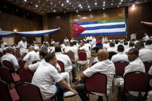 Médicos cubanos, viajaron a combatir el ébola pero aún no salen del hotel
