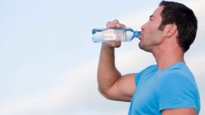 ¿Es realmente beneficioso tomar dos litros de agua diarios?