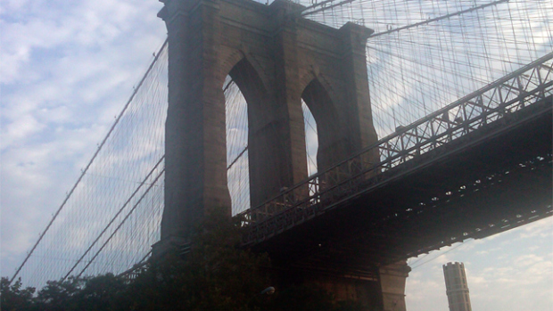 Un barco golpea el puente de Brooklyn en Nueva York