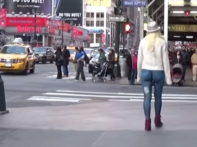 Camina sin pantalones por Nueva York y nadie lo nota (Video)