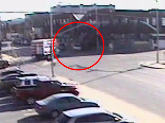 En VIDEO: Choca camioneta robada contra un edificio que ¡LE CAE ENCIMA!