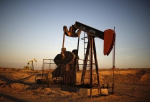 El petróleo acelera su caída, el barril de Brent por debajo de los 40 dólares