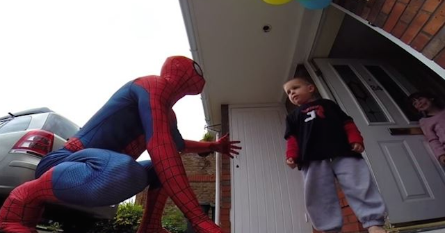 Niño con cáncer recibe un gran regalo de ¡Spiderman! (padre del año)