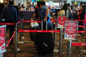 Familia de diez personas escapa milagrosamente al vuelo fatal de AirAsia