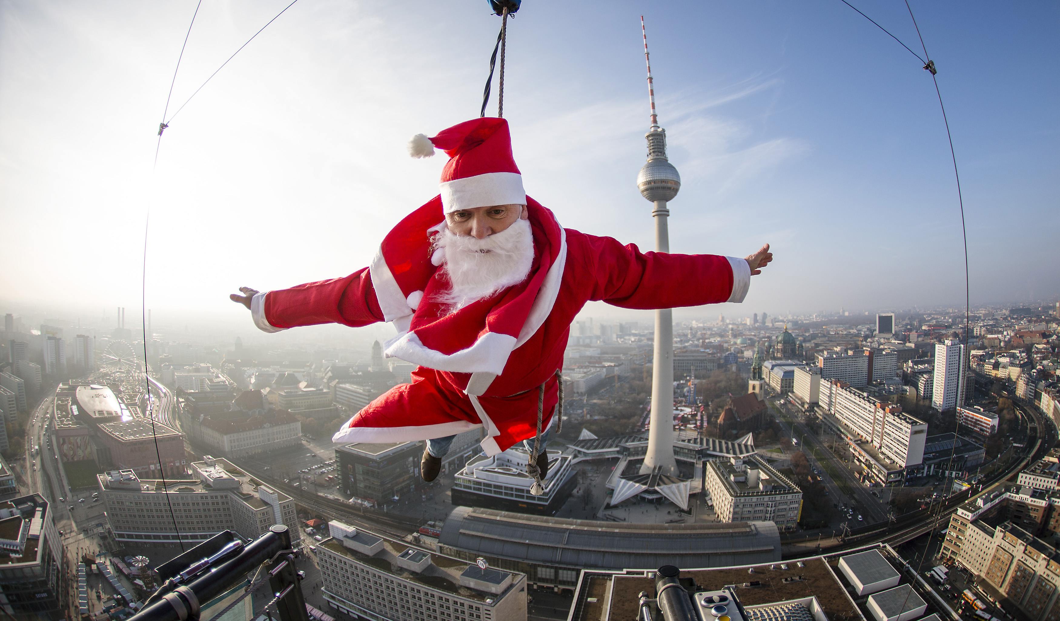 Un Santa volador apareció en Berlín (Fotos)