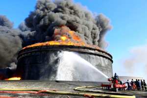 Incendio destruye dos depósitos petroleros en puerto de Libia