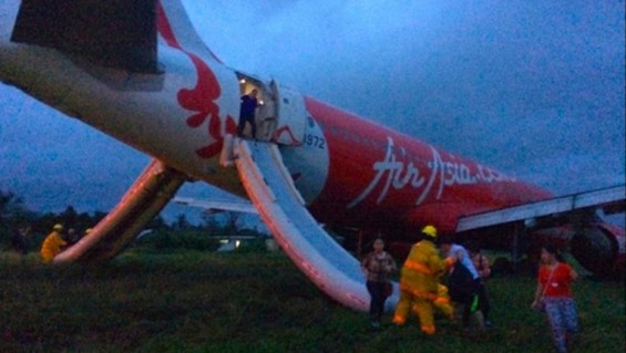 Avión de AirAsia se sale de pista de aterrizaje en Filipinas (Fotos)