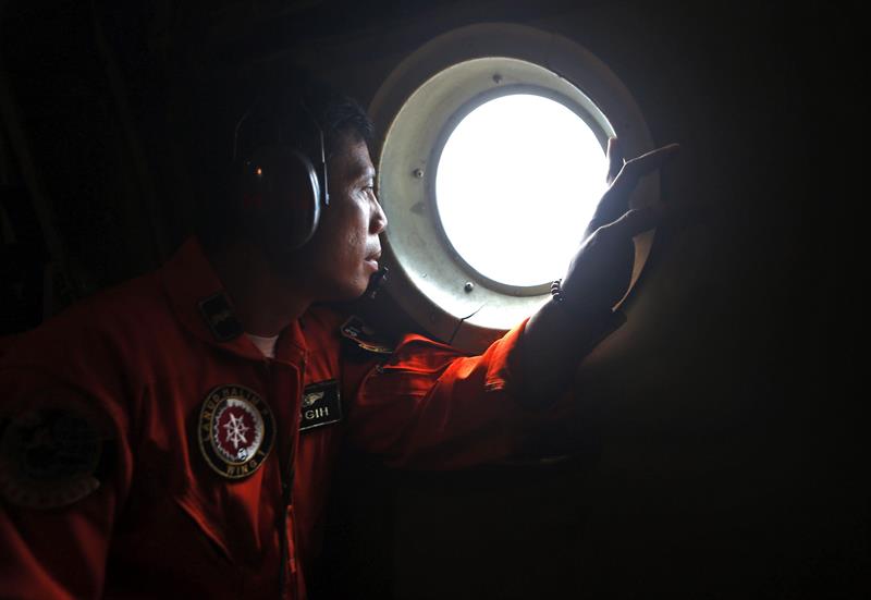 Sin rastro cerca del final del segundo día de búsqueda del avión de AirAsia