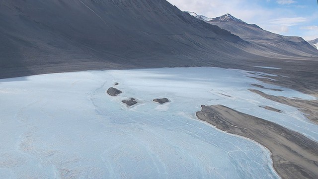 Lago Vanda. Incluso en las heladas más drásticas es uno de los lagos más cálidos de la Antártida.