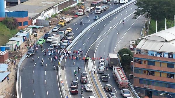 Protesta en la Francisco Fajardo a la altura del puente de Petare (Fotos y Video)