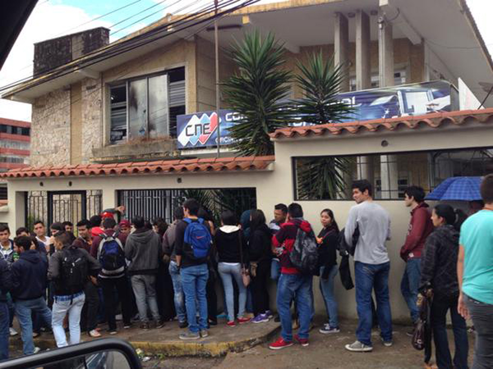 Largas colas en todo el país para inscribirse en el CNE (Fotos)