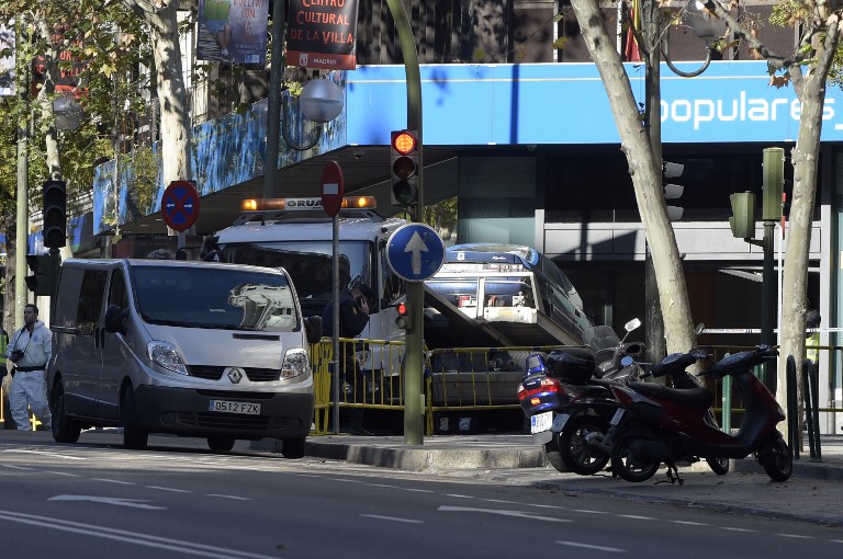 Un hombre estrella un carro con bombonas de gas contra sede del PP en Madrid (Fotos)