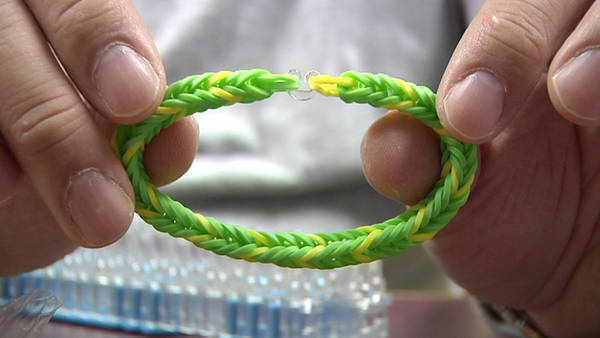 Niña se intoxica con gomitas para hacer pulseras