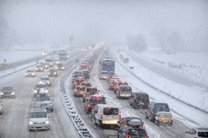 Intensa nevada en Francia paralizó carreteras (Fotos)