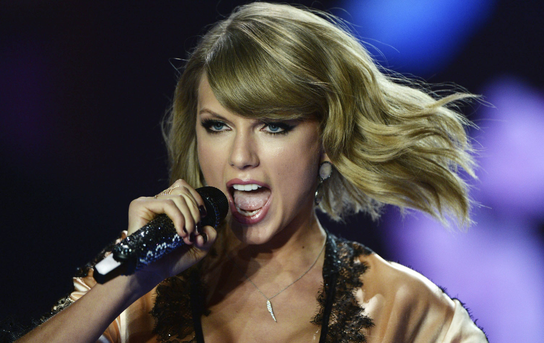 WOW: Taylor Swift en el desfile de VS es la “angelita” que canta (FOTOS)