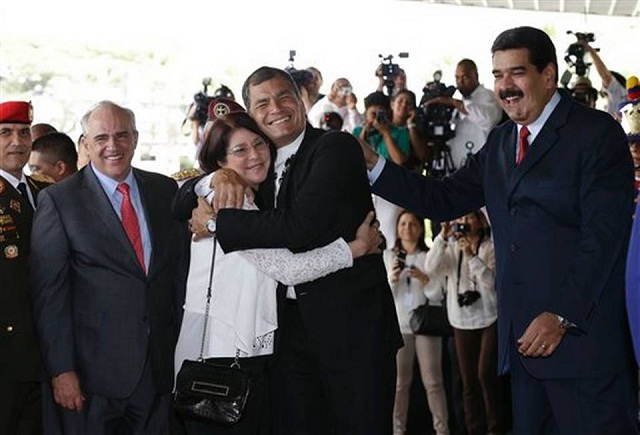 El apurruño entre Rafael Correa y Doña Cilia en Unasur (foto)