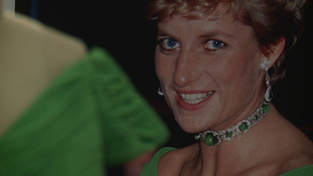 Subastan vestidos de la princesa Diana (Video)