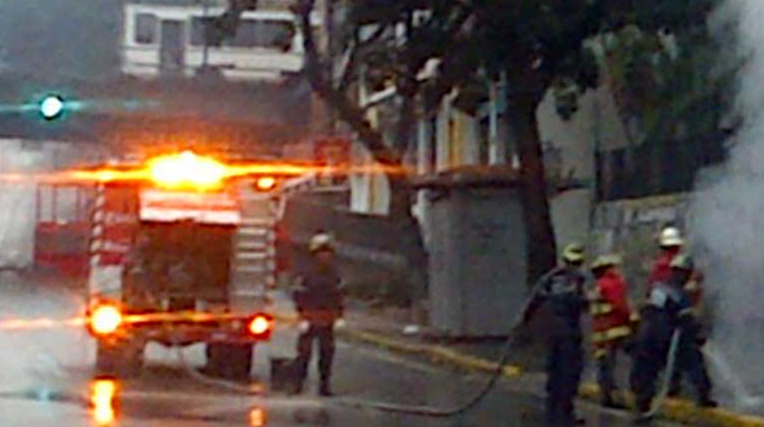 Cerrado el paso en la avenida Baralt tras incendio de alcantarilla