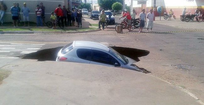 La calle tiene hambre y se traga un carro en Brasil (Foto)