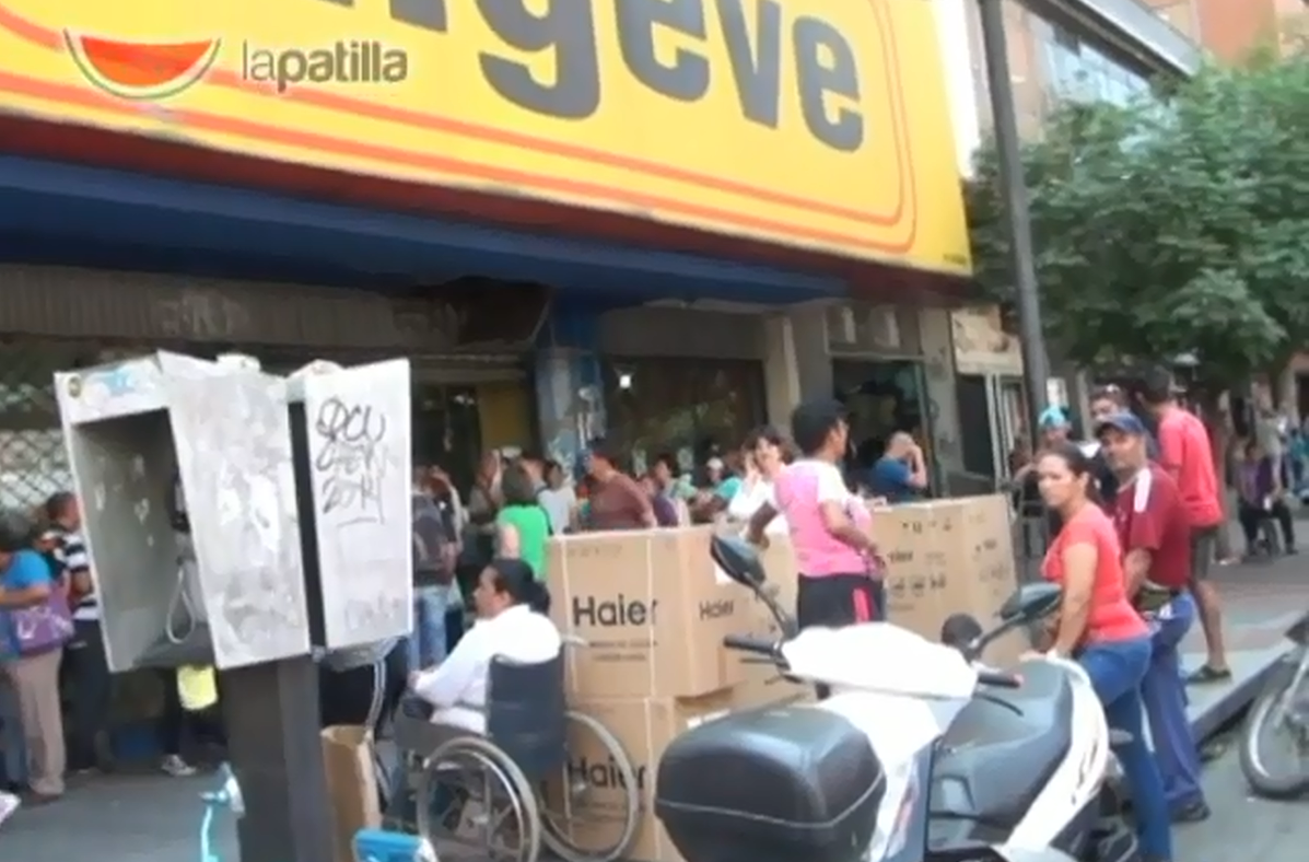 Fiscal y GNB no deja comprar a los abuelitos en Imgeve (video)