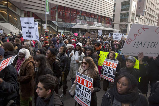 Miles de personas protestan en Nueva York por la violencia policial contra negros