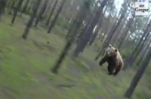 Logró escapar del ataque de un oso y graba todo con su Go Pro