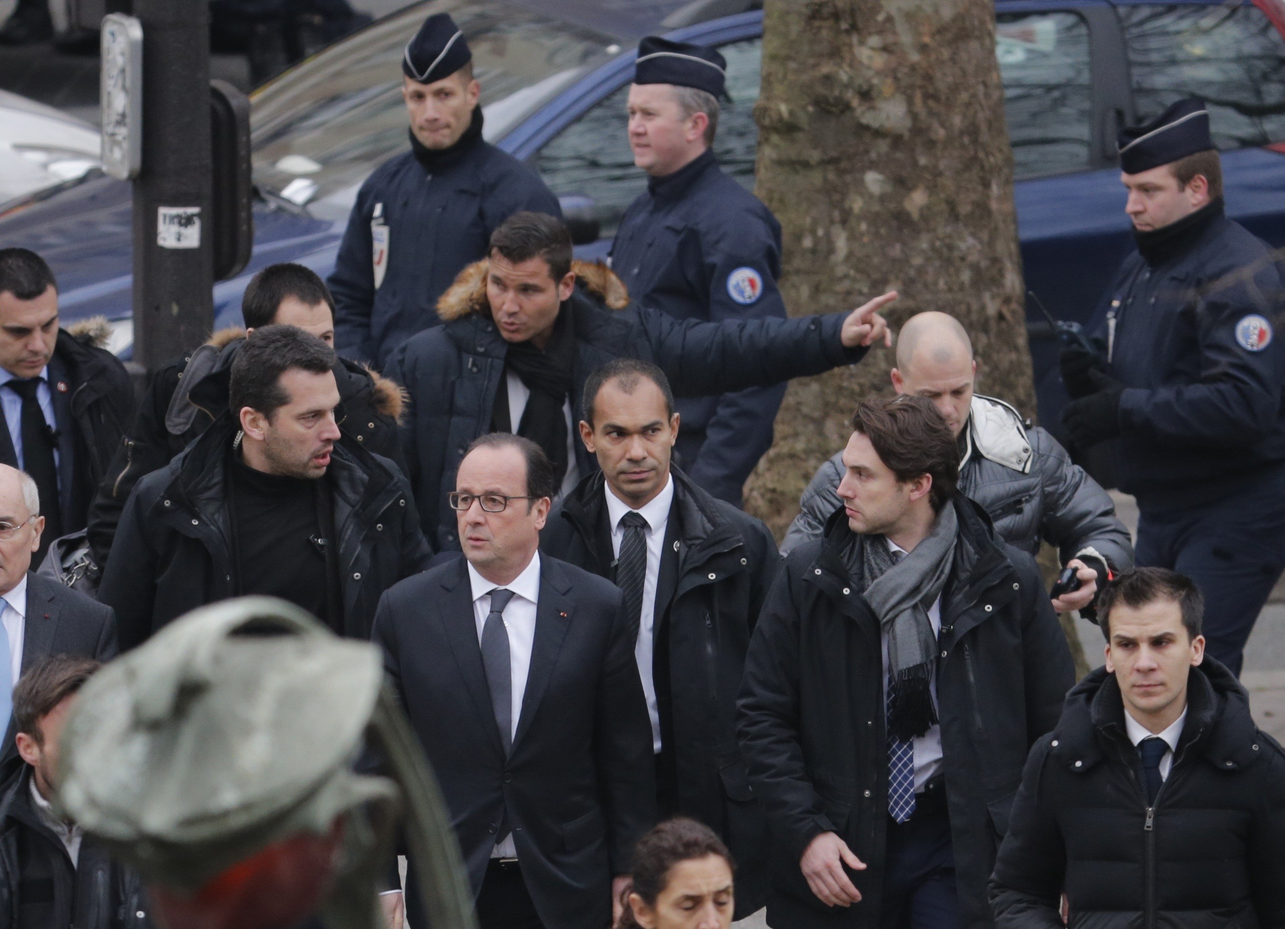 Hollande: Ataque a semanario es atentado terrorista de excepcional barbarie