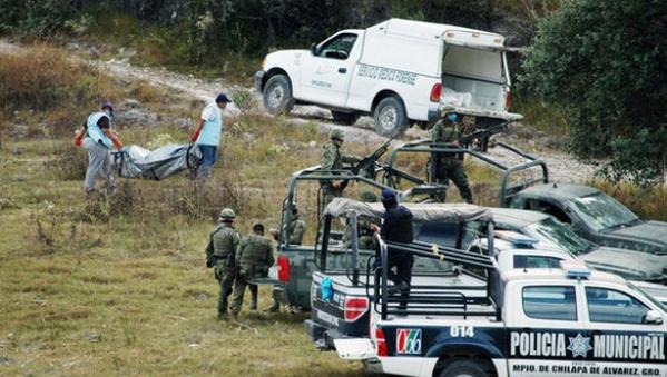 Hallan en Guerrero restos con 10 cadáveres y 11 cabezas humanas en fosas
