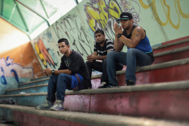 Dúo venezolano “Chromos & El Brout” presenta nuevo sencillo “El barrio de los serios”